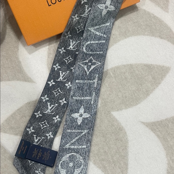 Louis Vuitton Gray Monogram Scarf/Twilly - Picture 3 of 7